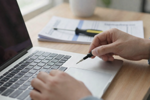 Jak opravit rozbitou klávesu na notebooku: tipy pro řešení problémů