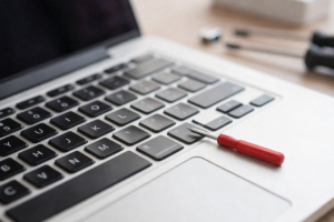 Jak opravit rozbitou klávesu na notebooku: průvodce krok za krokem