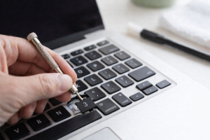 Jednoduchý návod, jak sundat klávesy z notebooku